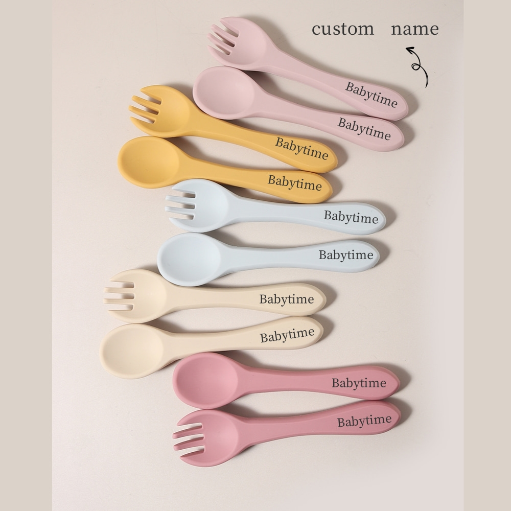 Baby Food Utensil - カスタムネーム入りシリコン製スプーンとフォーク1組、食品グレードシリコン製ベビー用食器
